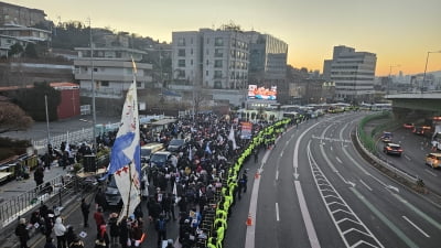 “대통령 지켜라” 尹 체포 시도에 관저 앞은 ‘일촉즉발’