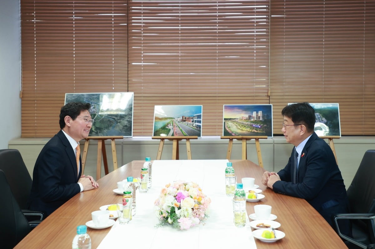 이상일(사진 왼쪽) 용인특례시장이 지난해 12월 26일 박상우 국토교통부장관에게 '용인 첨단시스템반도체 클러스터 국가산업단지' 발전을 위한 의견을 전달하고 있다.용인특례시 제공