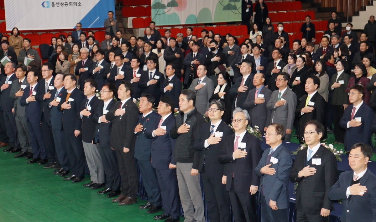 울산상의는 3일 ‘2025년도 신년인사회’ 개최에 앞서 제주항공 여객기 사고로 희생된 분들의 명복을 비는 추모의 시간을 가졌다. 울산상의 제공
