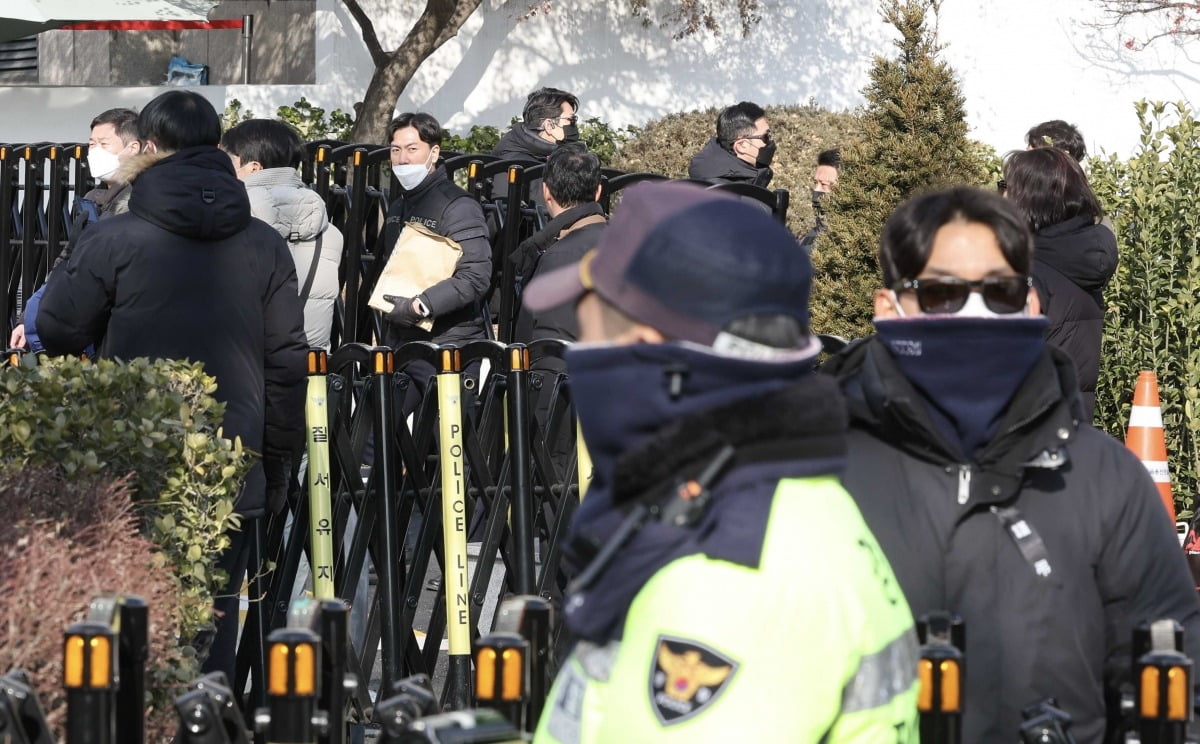 고위공직자범죄수사처 수사관들이 3일 서울 용산구 한남동 대통령 관저에서 대통령경호처 저지에 막혀 철수하고 있다./이솔 기자