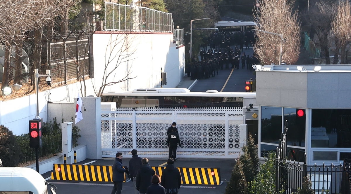 윤석열 대통령에 대한 체포영장이 집행된 3일 서울 용산구 한남동 관저에서 고위공직자범죄수사처 수사관들이 관저 정문 진입을 시도하고 있다./김범준 기자