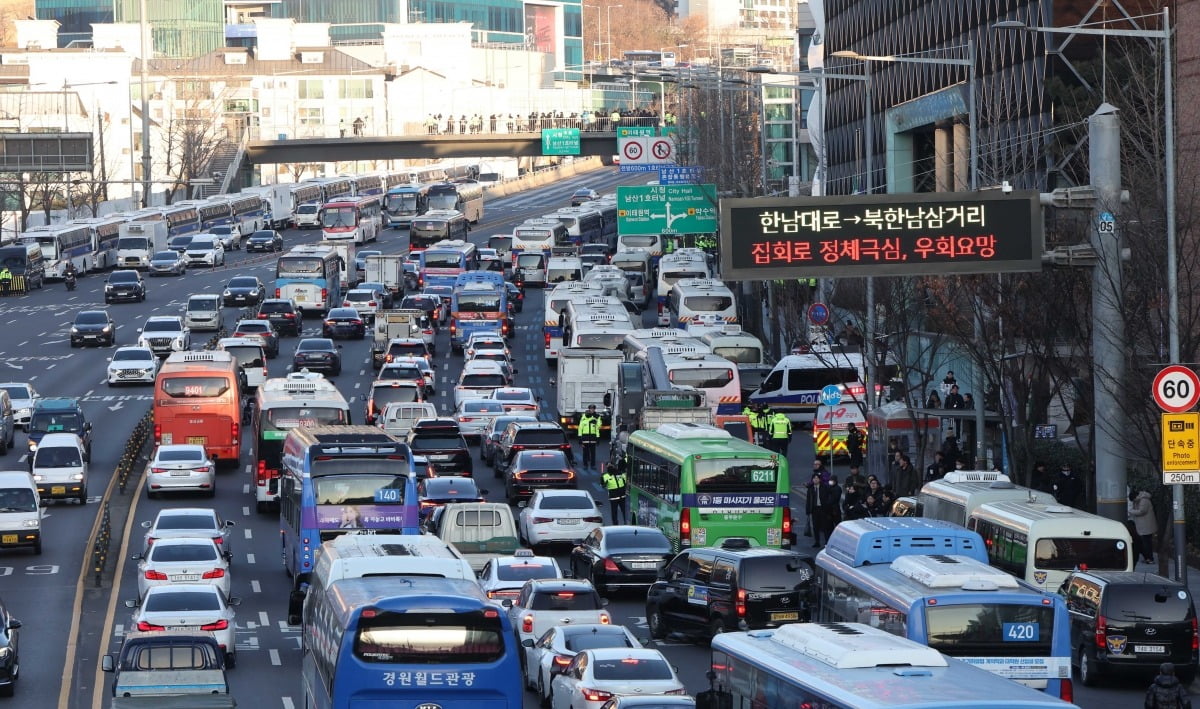 고위공직자범죄수사처가 윤석열 대통령 체포영장 집행을 시도한 3일 서울 용산구 대통령 관저 인근이 혼잡한 모습을 보이고 있다./김범준 기자