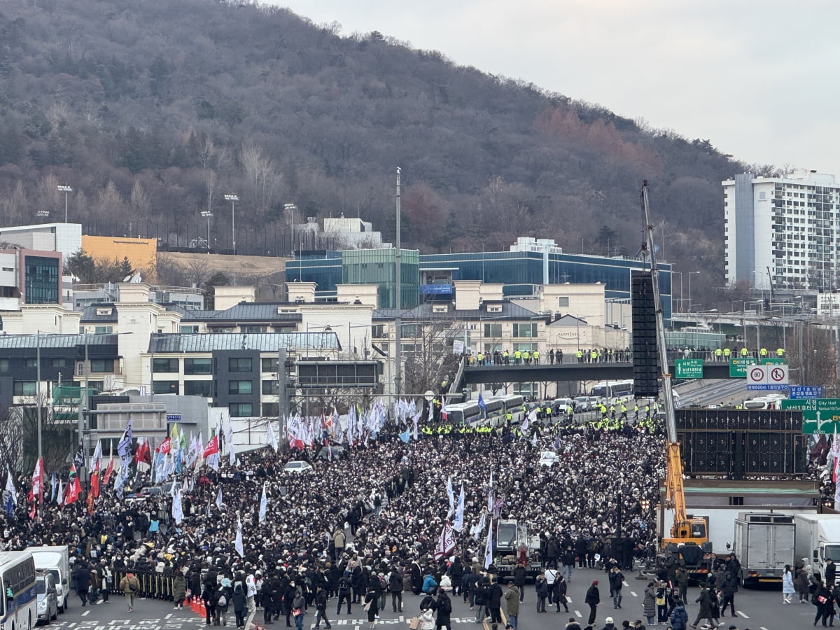 4일 오후 서울 한남동 일신빌딩 앞 한남대로는 민주노총이 주관한 윤석열 대통령 체포 찬성 집회 참가자로 가득했다. 사진=박시온 기자