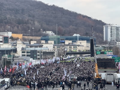 토요일 한남동도 '다시 만난 세계'... 尹 체포 불발에 집회 장기전