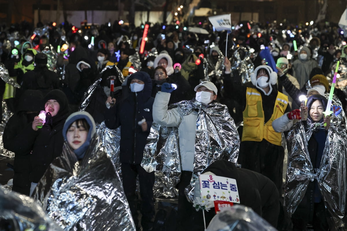 [포토] 밤새 이어진 윤 대통령 체포 촉구 집회