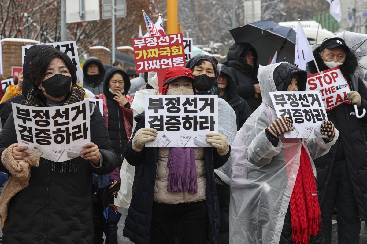 윤석열 대통령의 체포·수색영장 집행 유효 기간 만료를 하루 앞둔 5일 서울 용산구 한남동 대통령 관저 인근에서 보수단체가 윤 대통령 체포 및 탄핵 반대 집회를 열고 있다.