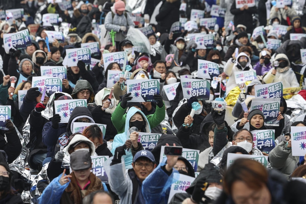 윤석열 대통령의 체포·수색영장 집행 유효 기간 만료를 하루 앞둔 5일 서울 용산구 한남동 대통령 관저 인근에서 진보단체가 윤 대통령 체포 및 탄핵 찬성 집회를 열고 있다.