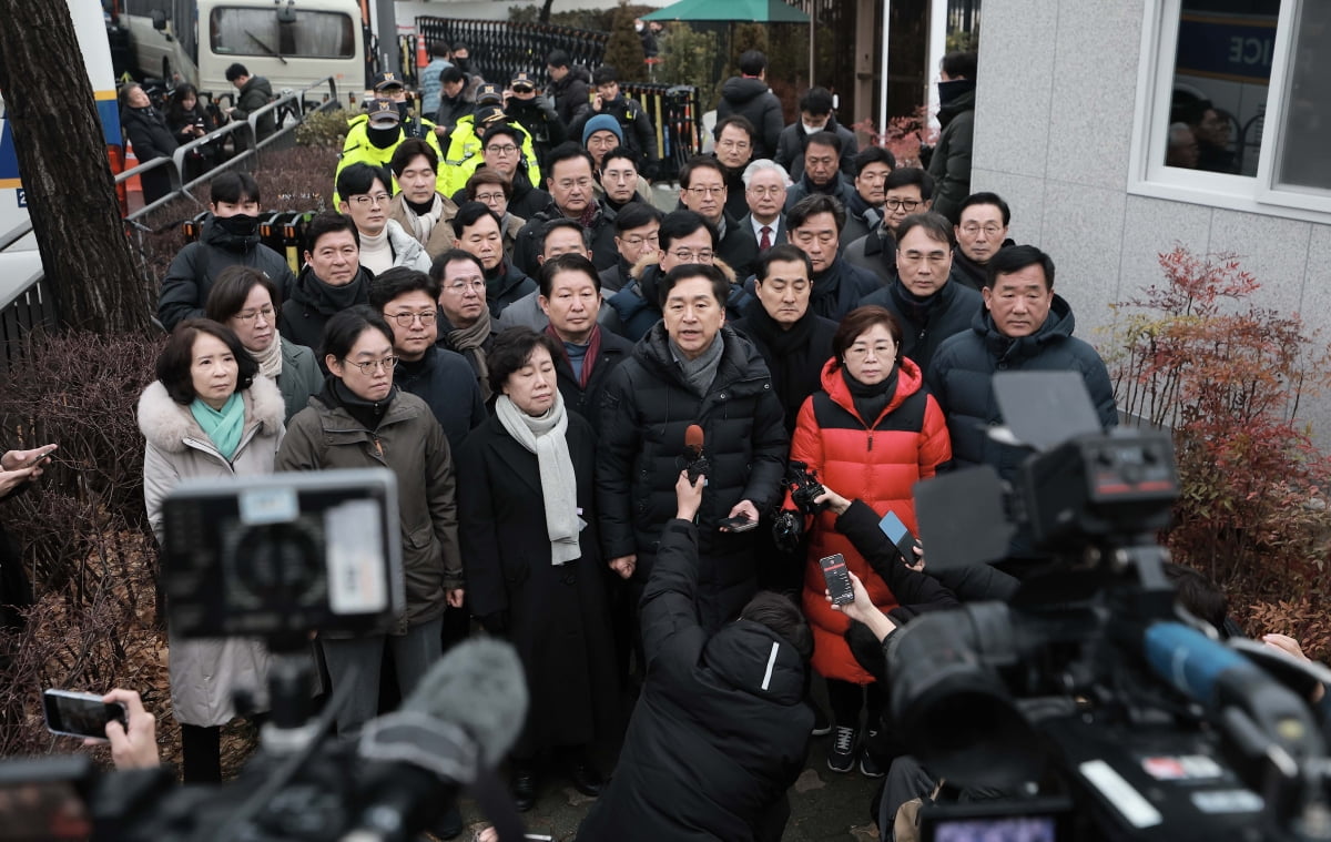 김기현 의원을 비롯한 국민의힘 의원들이 6일 서울 용산구 대통령 관저 앞에 모인 취재진에게 입장을 밝히고 있다. 사진=연합뉴스