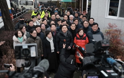 與의원 30여명, 한남동 관저 집결…"끝까지 싸우겠다"