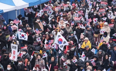 "與 지지율 계엄 이전 수준 회복"…국힘 34.4%·민주 45.2% [리얼미터]