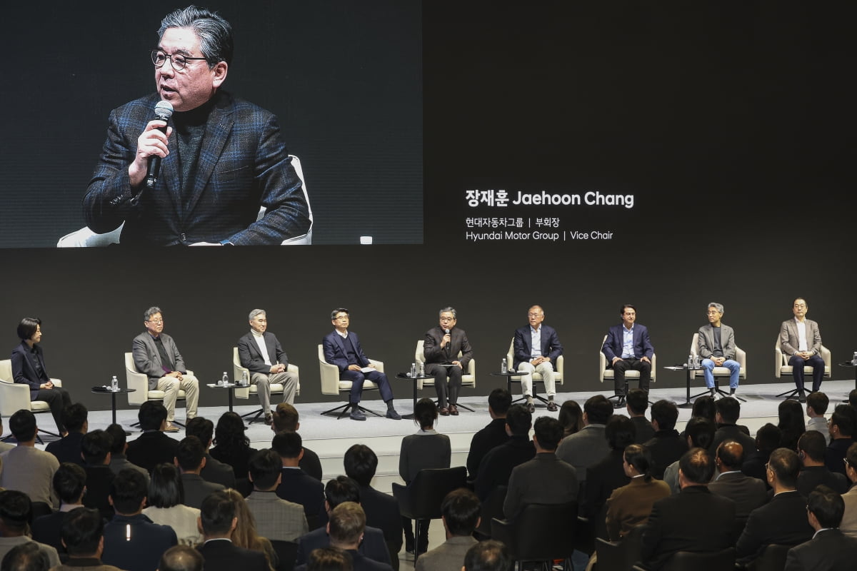 테슬라·BYD 공세에 현대차는?…"전기차 경쟁력 확보, 하이브리드 대응도"