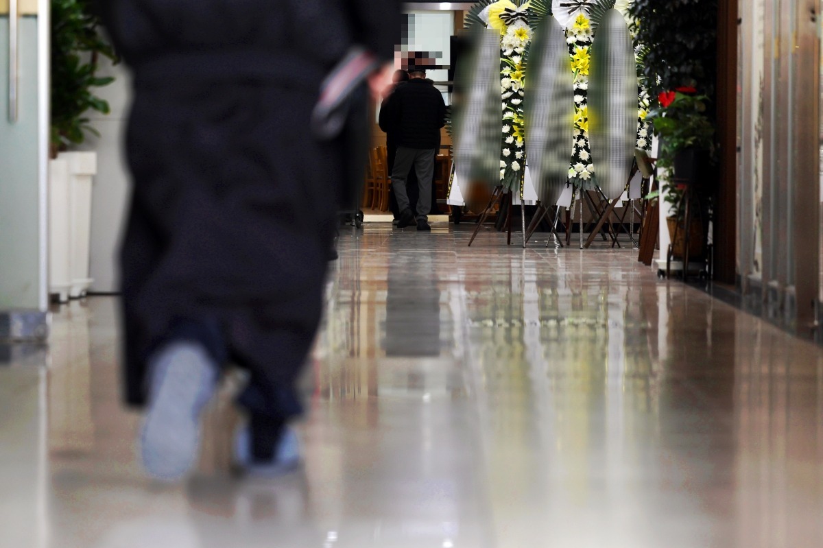 (사진은 기사와 무관함) '무안 제주항공 사고' 희생자의 빈소가 마련된 12월 31일 광주 서구 한 장례식장에서 조문객들이 발걸음을 옮기고 있다./연합뉴스