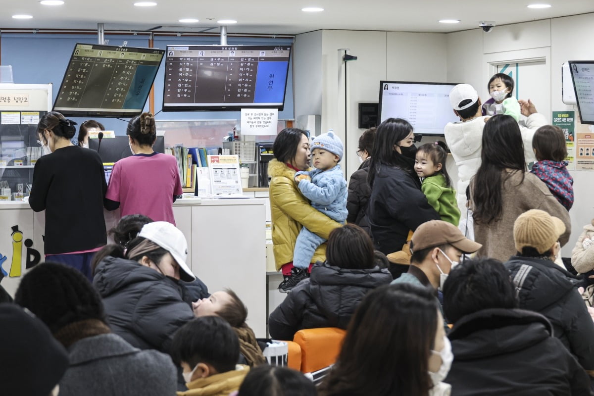 여기저기서 '콜록콜록'…'독감 유행'에 주말 아침부터 병원 오픈런