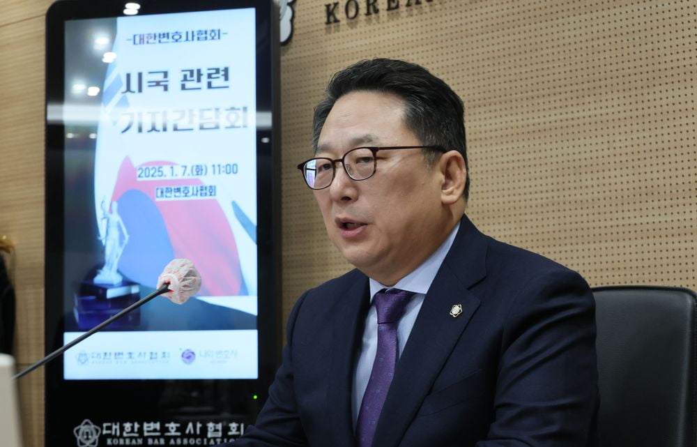 김영훈 대한변호사협회장이 7일 서울 서초구 변협회관에서 시국 관련 기자간담회를 하고 있다. 연합뉴스