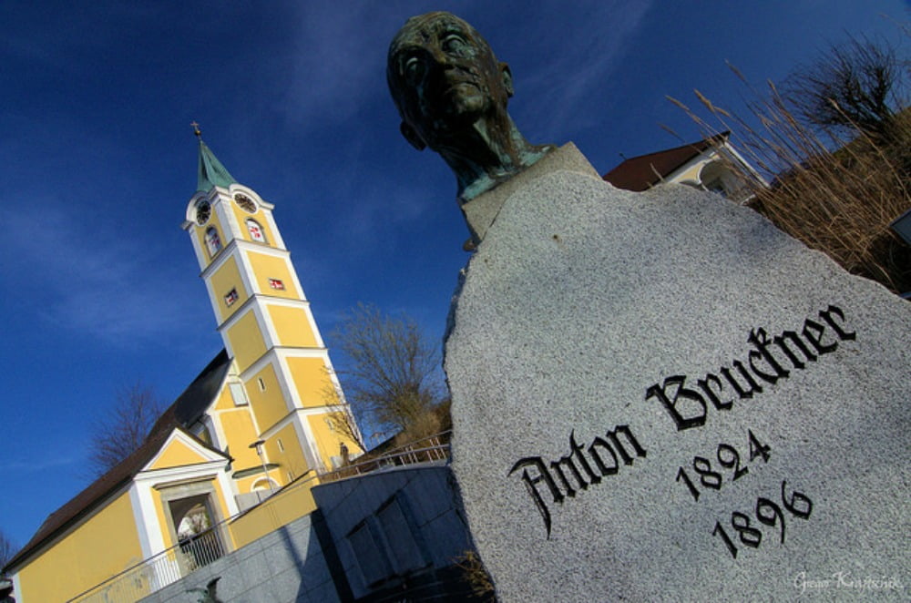 오스트리아 안스펜델에 있는 Anton Bruckner 기념비와 교회 / 사진=필자 제공