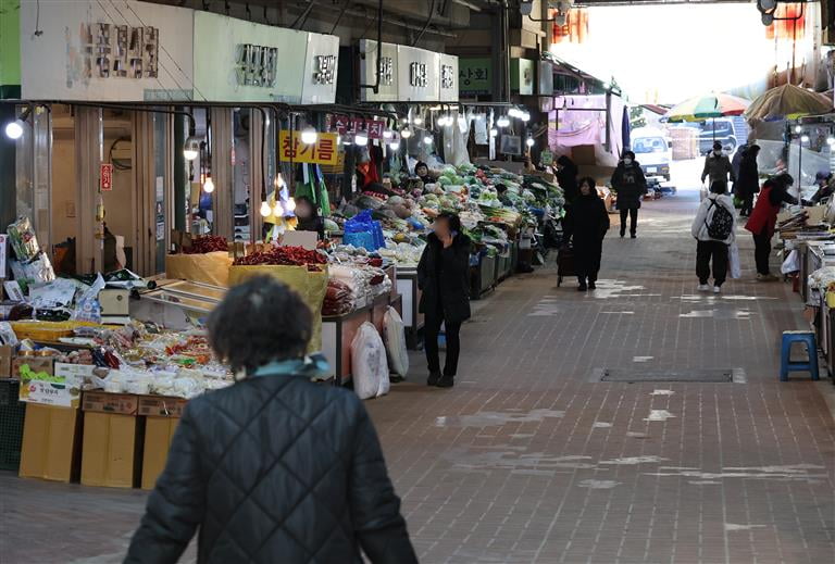 지난달 24일 서울의 한 전통시장이 썰렁한 모습을 보이고 있다. / 연합뉴스