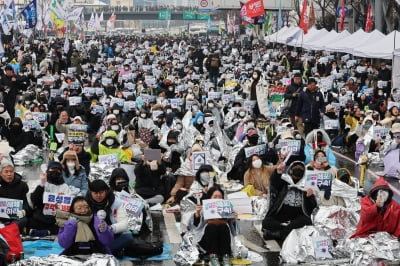 한남동 일대 집회 쓰레기로 몸살…서울시 결국 인력·비용 투입