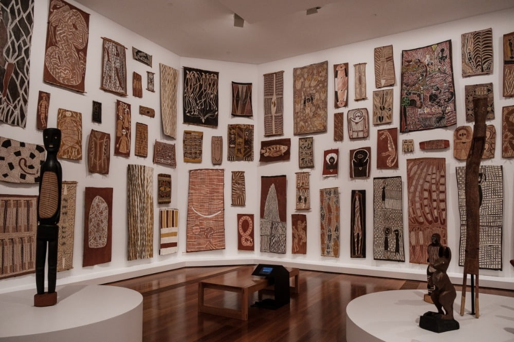 The Ian Potter Centre NGV Australia의 상설전에 걸린 어보리진 출신 예술가들의 작품. / 사진. ⓒ조원진