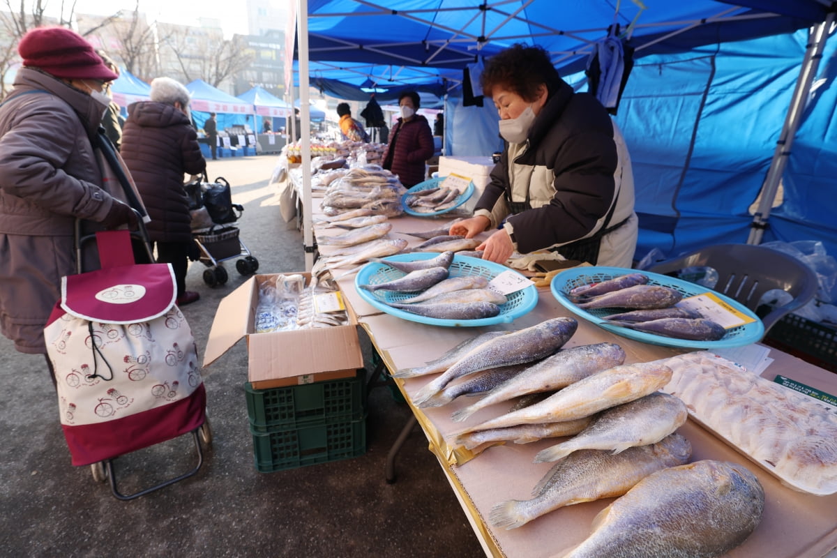 지난해 1월 30일 서울 영등포구청 앞 광장에서 열린 ‘설맞이 어울림장터’에서 시민들이 지역특산물을 구입하는 모습. 이솔 기자