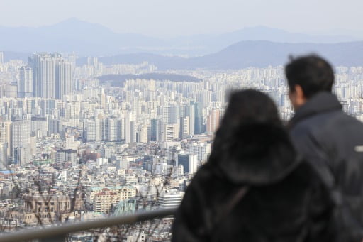 매매심리가 얼어붙으면서 서울 아파트값이 2주 연속 보합세를 보였다. 서울 중구 남산에서 바라본 서울 시내 아파트단지 모습. /한경DB