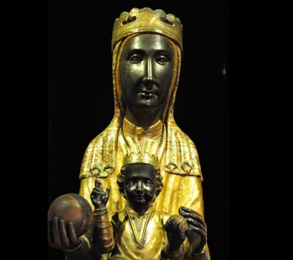 ‘라 모레네타(La Moreneta)’라고 불리는 성모 마리아와 토토사이트 악성코드상 / 사진출처. ⓒABADIA DE MONTSERRAT