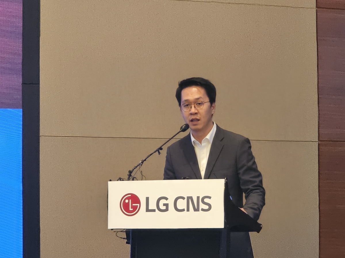 홍진헌 LG CNS 전략·마케팅담당 상무가 9일 서울 여의도 콘래드호텔에서 열린 IPO 기자간담회에서 발언하고 있다./사진=진영기 한경닷컴 기자