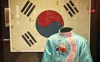 "태극기 앞 중국 옷 전시"…수차례 항의해도 방치하는 호주