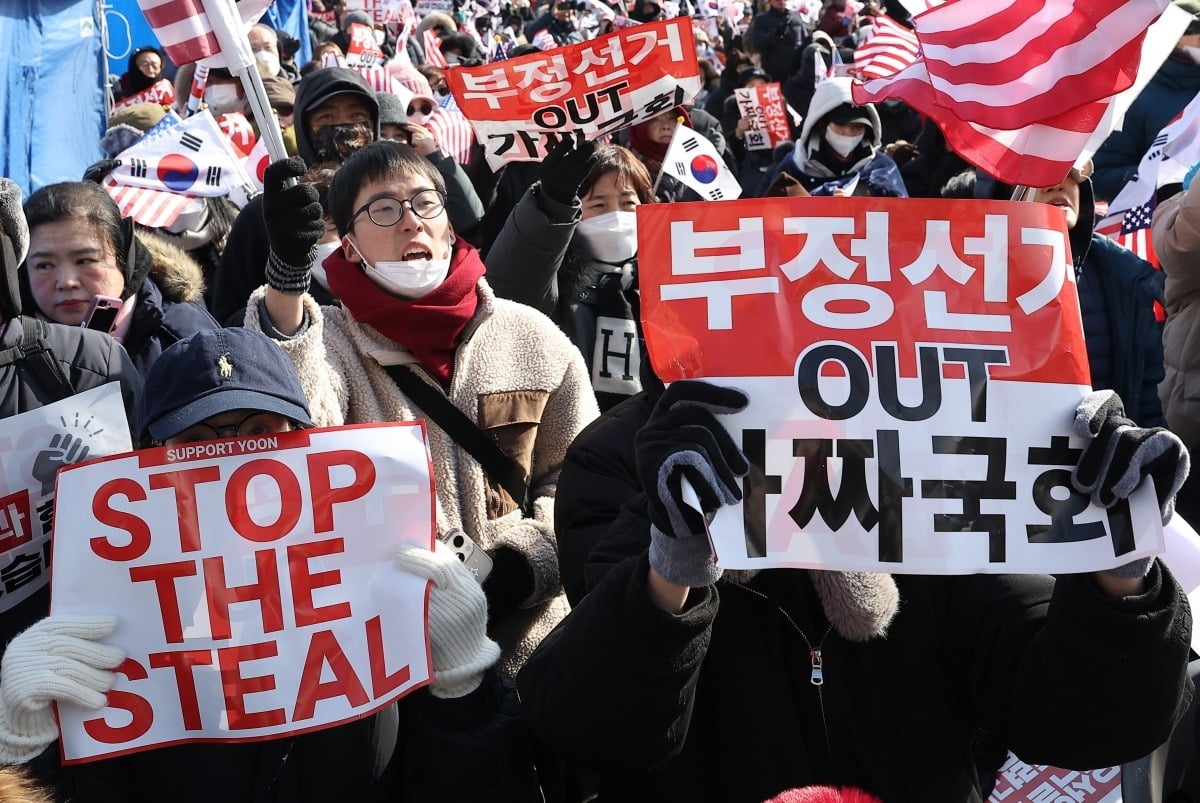  9일 오후 서울 용산구 한남동 대통령 관저 인근에서 윤석열 대통령 지지 집회가 열리고 있다. 연합뉴스