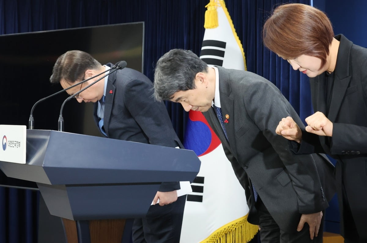 이주호 부총리 겸 교육부 장관(오른쪽)과 조규홍 보건복지부 장관이 10일 서울 종로구 정부서울청사에서 ‘의료계와 의학교육계에 드리는 말씀’을 주제로 브리핑 하기 전 인사하고 있다. /이솔 기자