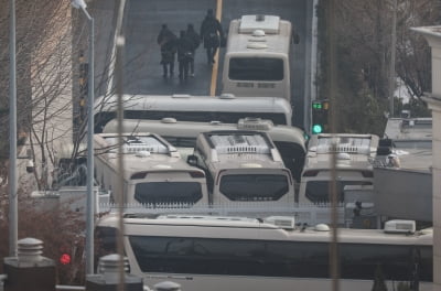 '인간방패' 병사들, 尹 체포 시도 중단 후 버스서 밤새 대기