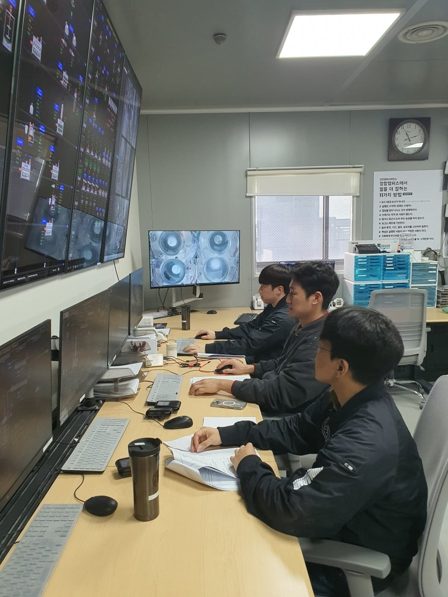 제조2팀 직원들이 실리카 단위 공정을 확인하고 있다. 서천=윤현주 기자