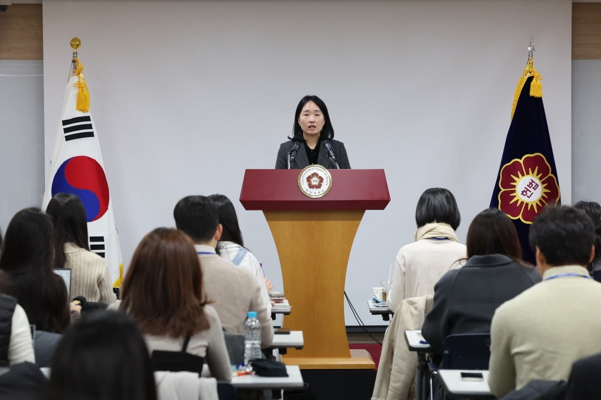 윤석열 대통령의 탄핵심판 첫 변론기일인 14일 오전 서울 종로구 카지노 룰렛 사이트에서 천재현 카지노 룰렛 사이트 공보관이 브리핑하고 있다. 연합뉴스