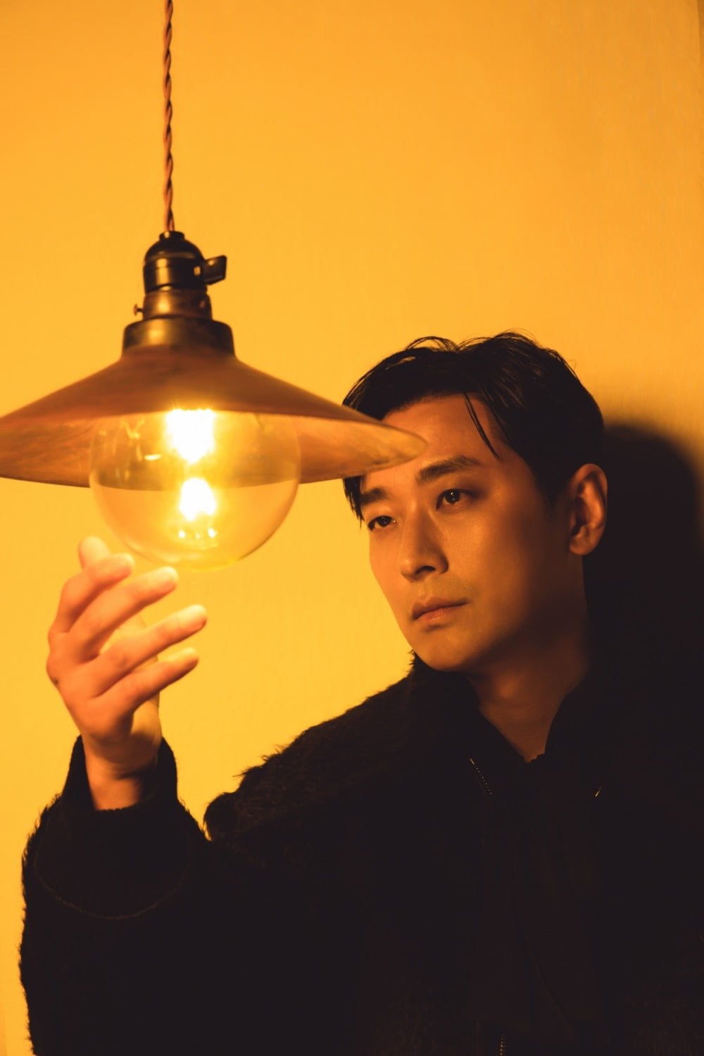 디즈니+ <조명가게>에서 조명가게 주인 역을 맡은 주지훈. / 사진제공. 월트디즈니 컴퍼니 코리아