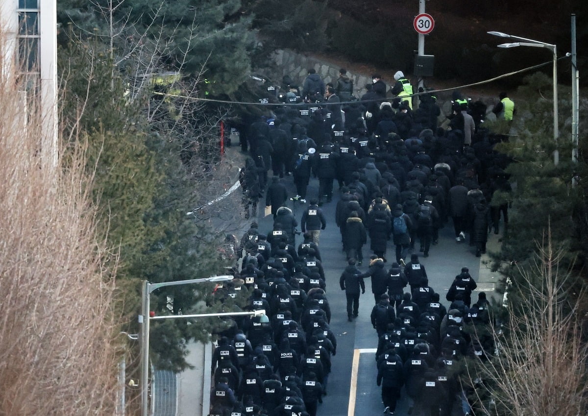 고위공직자범죄수사처와 경찰로 구성된 공조수사본부가 윤석열 대통령에 대한 2차 체포영장 집행에 돌입한 15일 오전 카지노사이트추천 수사관들과 경찰 인력이 서울 용산구 한남동 대통령 관저 정문을 통과해 이동하고 있다.  뉴스1