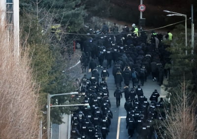 공조본 관저 진입 5시간째…尹측 "오늘 중 직접 출석"