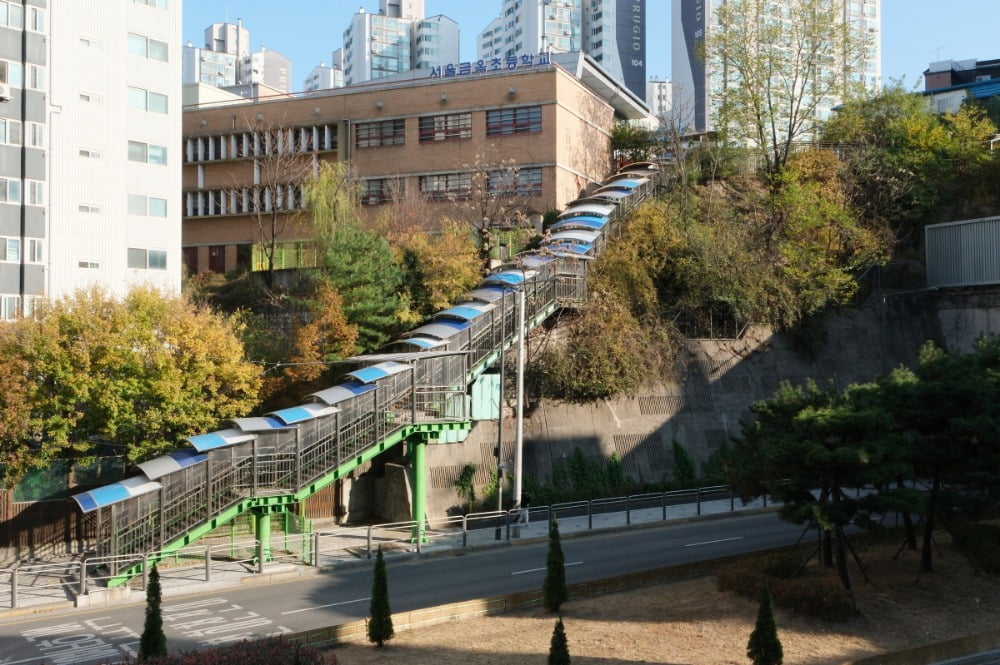 지붕이 있는 서울금옥초등학교 옆 계단길 / 사진. © 김현호
