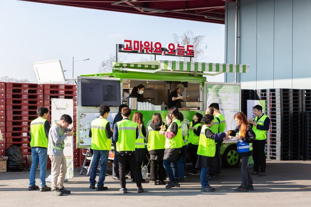 산구아이앤씨는 임직원 및 고객사 직원들을 위해 푸드트럭 '고마워요, 오늘도'를 운영하고 있다. 푸드트럭 운영 매니저를 신규 채용해 전국 팔도 고객사를 누비고 있다. 사진=삼구아이앤씨