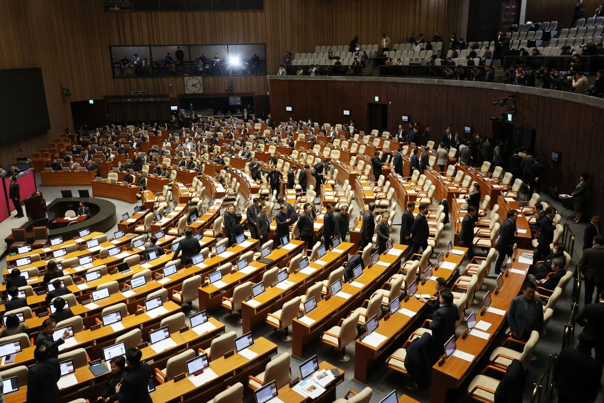 지난 8일 오후 국회 본회의에서 대통령 권한대행 체제에서 재의요구권(거부권)이 행사돼 국회로 돌아온 내란 특검법, 김건희 여사 특검법, 양곡관리법 개정안 등 슬롯 사이트 관련 법안 4개, 국회법 개정안, 국회증언감정법 개정안 이 재표결 끝에 부결되자 야당 의원들이 밖으로 나서고 있다. 연합뉴스