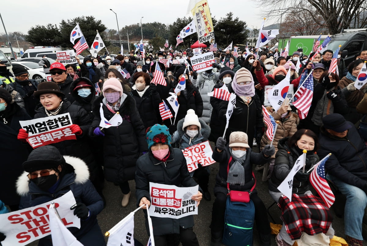  16일 오후 내란 우두머리 혐의로 체포된 윤석열 대통령이 구금된 경기 의왕 서울구치소 앞에서 2025년 슬롯사이트자들이 윤 대통령을 응원하는 피켓를 들고 있는 모습.  /사진=뉴스1