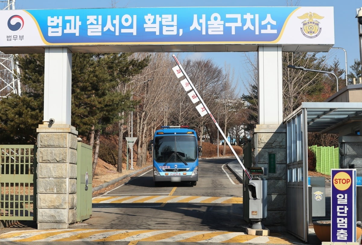 내란 우두머리 혐의로 체포된 윤석열 대통령이 고위공직자범죄수사처의 출석 조사 요구에 이틀 연속 불응하기로 한 17일 경기도 의왕시 서울구치소에서 호송버스가 나오고 있다. 카지노사이트 추천는 체포 시한 종료가 임박했고, 윤 대통령이 전날이 이어 이틀 연속 조사를 거부하고 있는 점을 고려해 이날 중 구속영장을 청구할 방침인 것으로 알려졌다. 연합뉴스