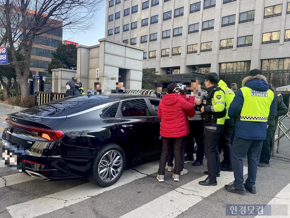 서부지법 안으로 차량을 밀고 들어오려는 모습. /사진=이민형 기자