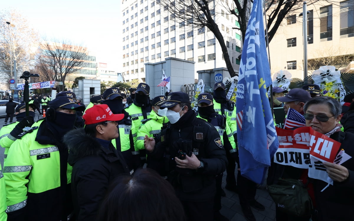 고위공직자범죄수사처(공수처)의 윤석열 대통령에 대한 구속영장 청구가 예상되는 17일 오후 서울 마포구 서울서부지방법원 앞에서 윤 대통령 지지자들과 카지노 사이트들이 대치하고 있다. / 사진=김범준 기자