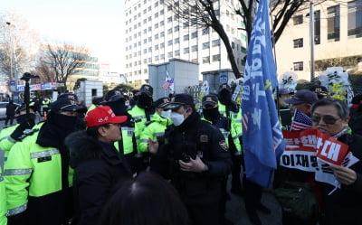 [단독] "사복 바카라 꽁 머니이 여자 집어던졌다"…서부지법 '아비규환'