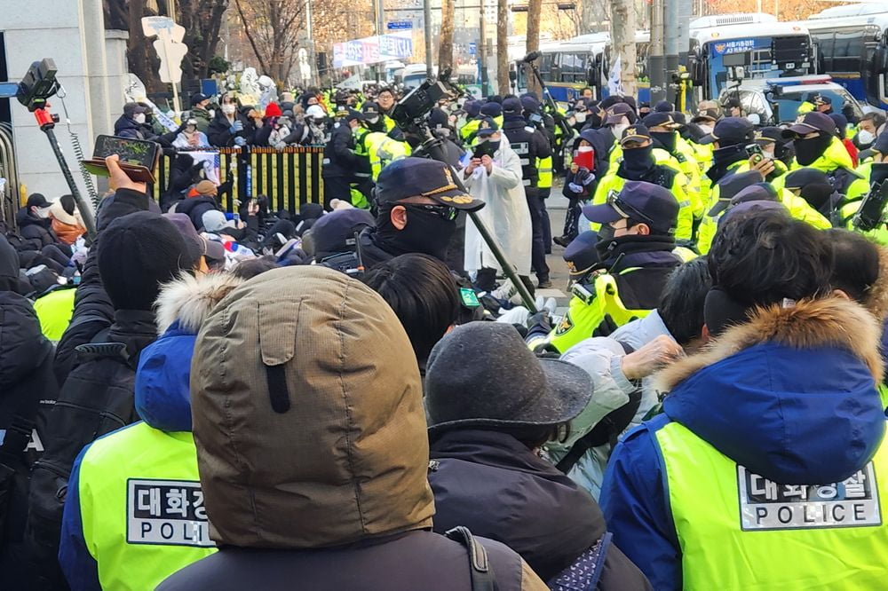 윤석열 대통령 구속영장 심사를 앞둔 18일 서울 마포구 서부지법 앞에서 슬롯사이트이 점거 농성 중인 윤 대통령 지지자들을 해산시키고 있다. 연합뉴스