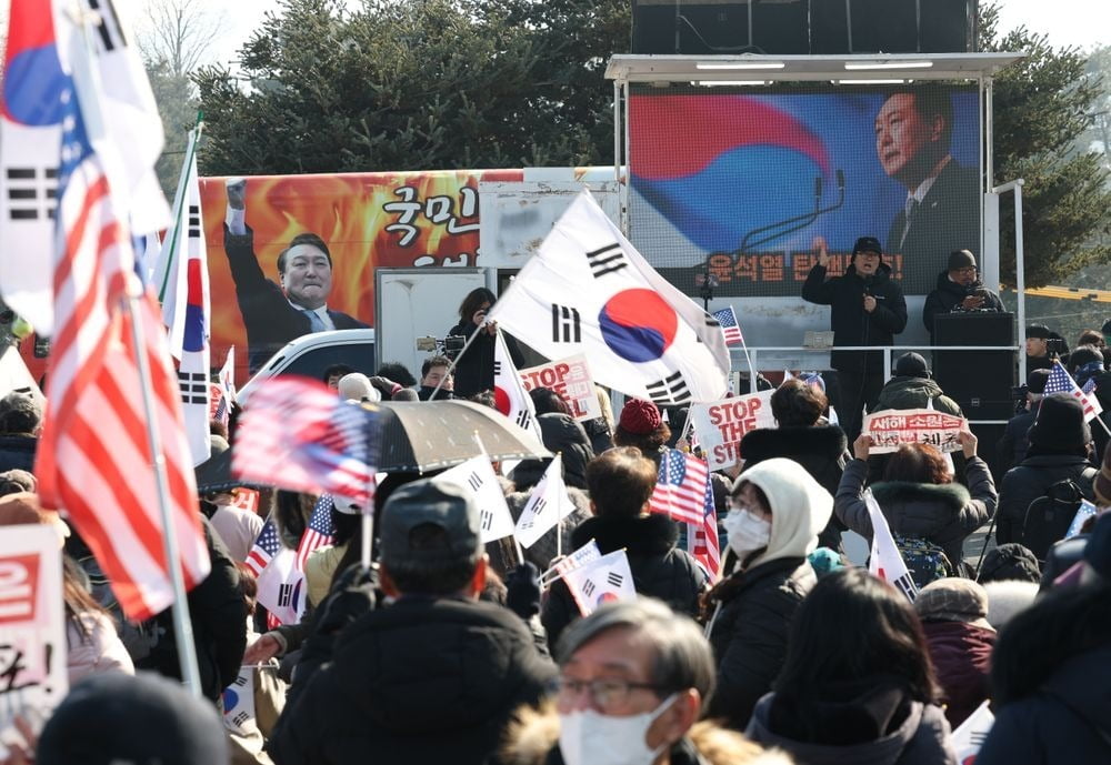 지난 17일 오후 내란 우두머리 혐의로 체포된 윤석열 대통령이 구금된 경기 의왕시 서울구치소 앞에서 지지자들이 윤 대통령 지지·응원 집회를 하고 있다. 뉴스1