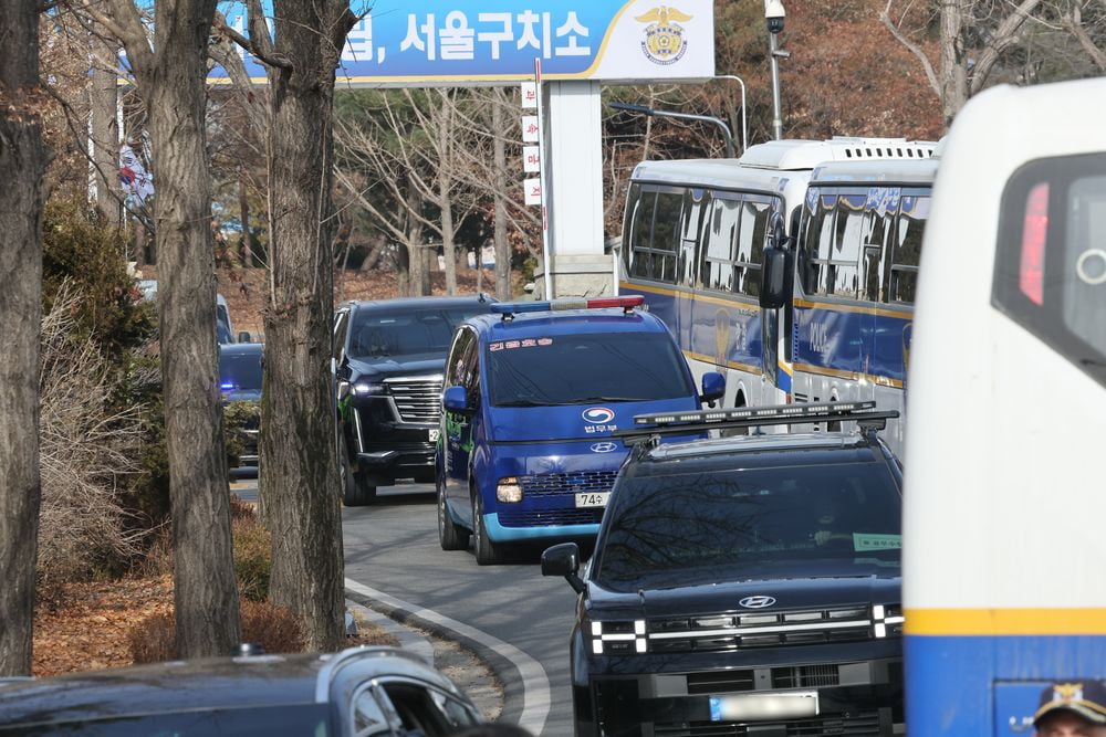 내란 우두머리 혐의로 체포된 윤석열 대통령이 탄 차량 행렬이 구속 전 피의자심문(바카라 꽁 머니실질심사)을 받기 위해 18일 경기도 의왕시 서울구치소에서 나와 서울서부지법으로 향하고 있다. 연합뉴스