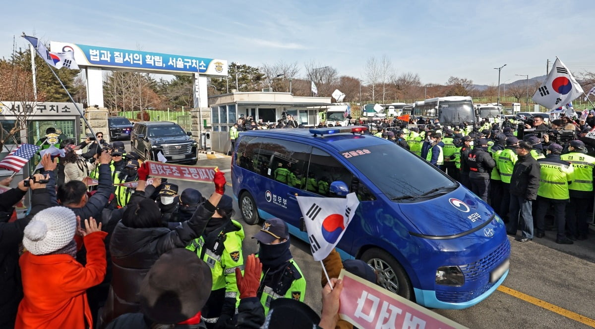 윤석열 대통령이 탑승한 차량 행렬이 18일 경기도 의왕 서울구치소에서 나와 카지노 잭팟 금액 전 피의자심문이 열리는 서울서부지법으로 향하고 있다. 뉴스1