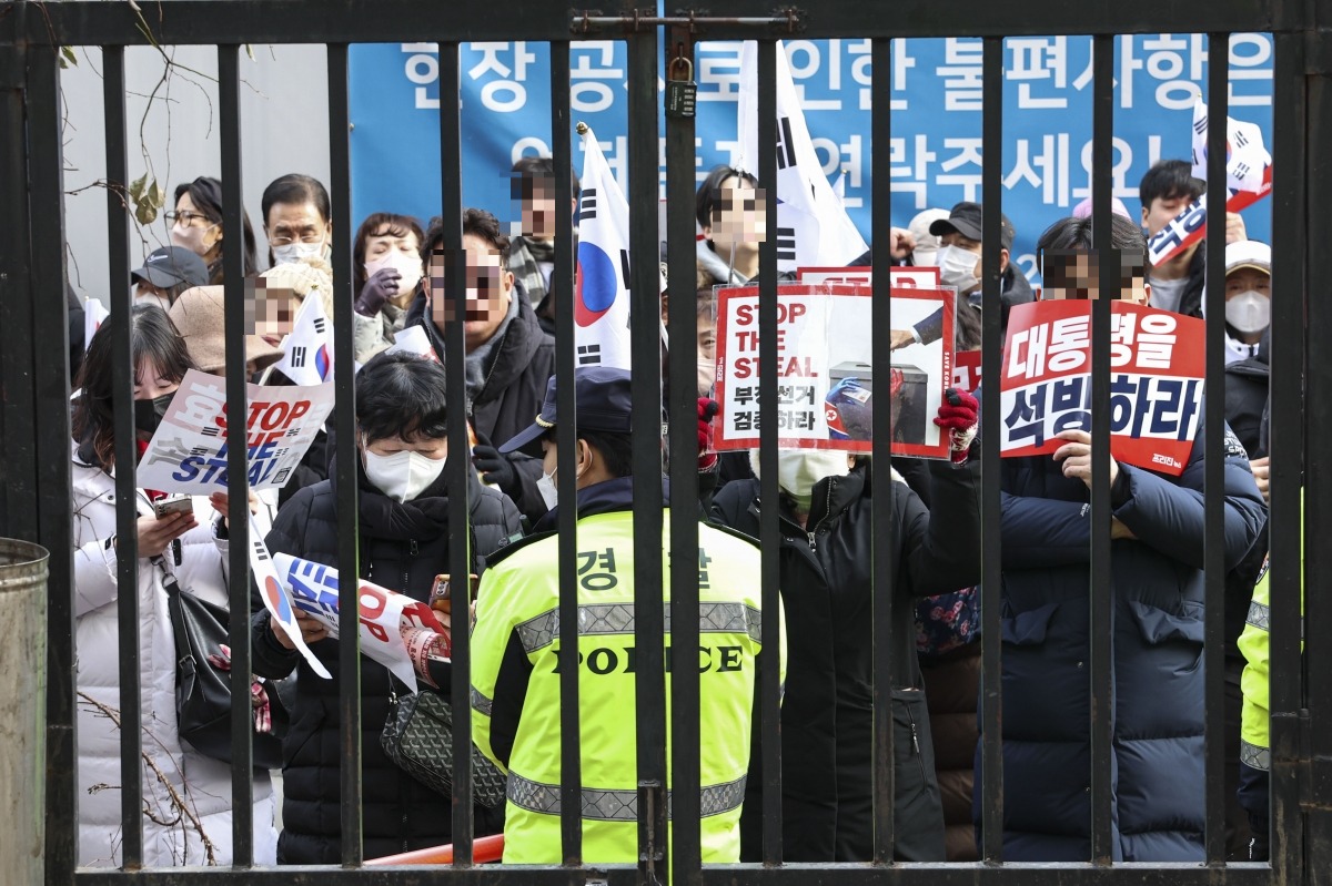 18일 서울서부지방법원 앞에서 윤석열 대통령의 지지자들이 집회를 벌이고 있다. 사진=임형택 기자