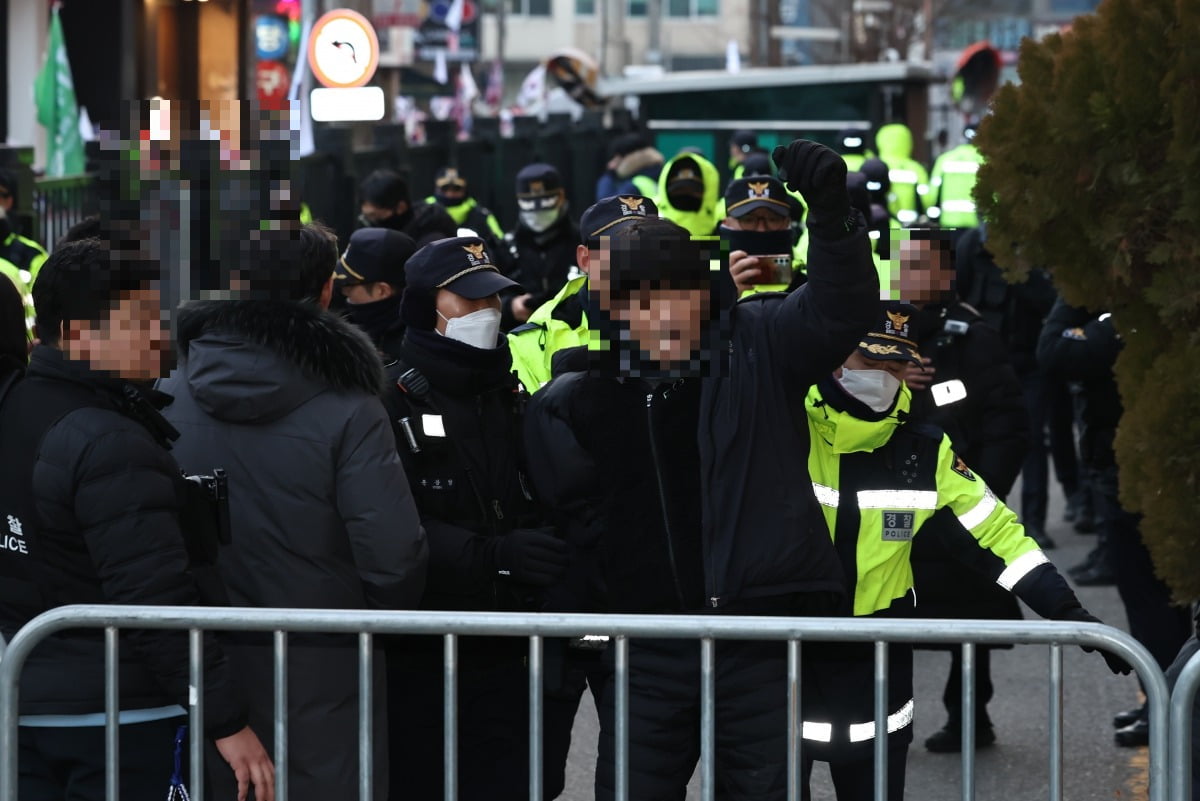 18일 서울서부지방법원 앞에서 월담을 시도하던 윤석열 대통령의 지지자가 현행범 체포됐다.  /사진=임형택 기자