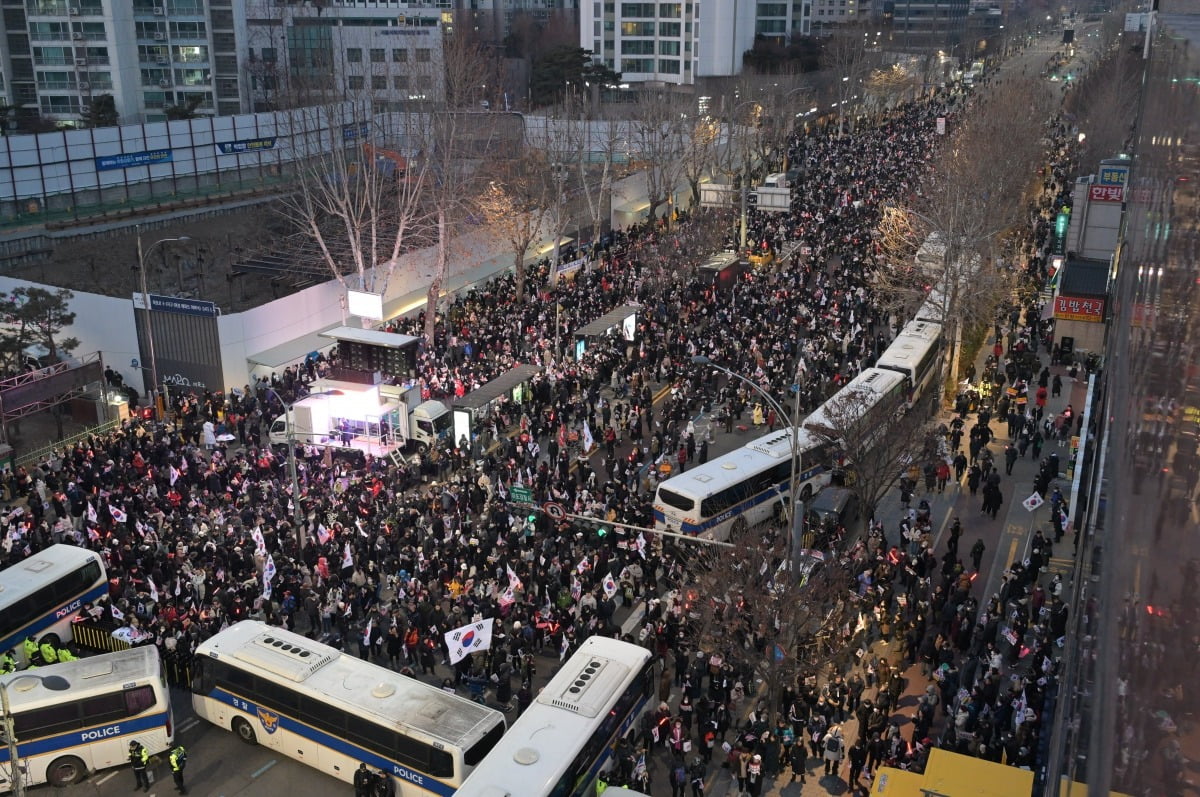 18일 서울 마포구 서울서부지방법원 앞에서 윤 대통령 지지자들이 집회를 하고 있다.